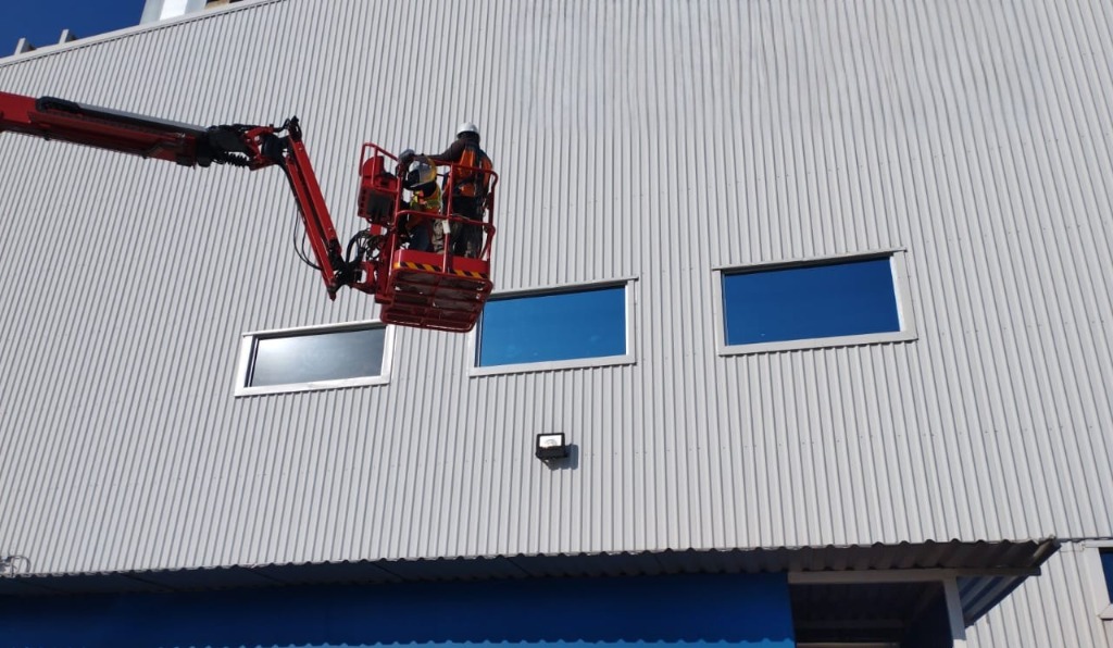 Detalle de cancelería de aluminio y vidrio en obra industrial CEDIS Tabasco