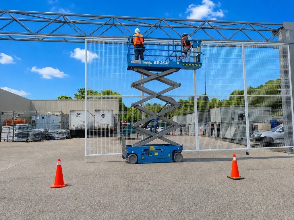 Suministro e instalación de reja de acero modular para exteriores en Walmart Monterrey